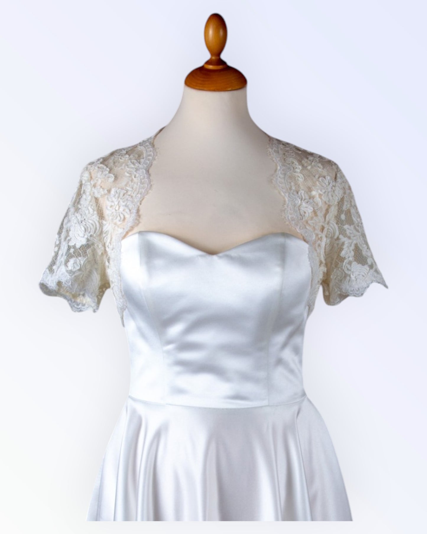 Juhlava luonnonvalkoinen pitsibolero