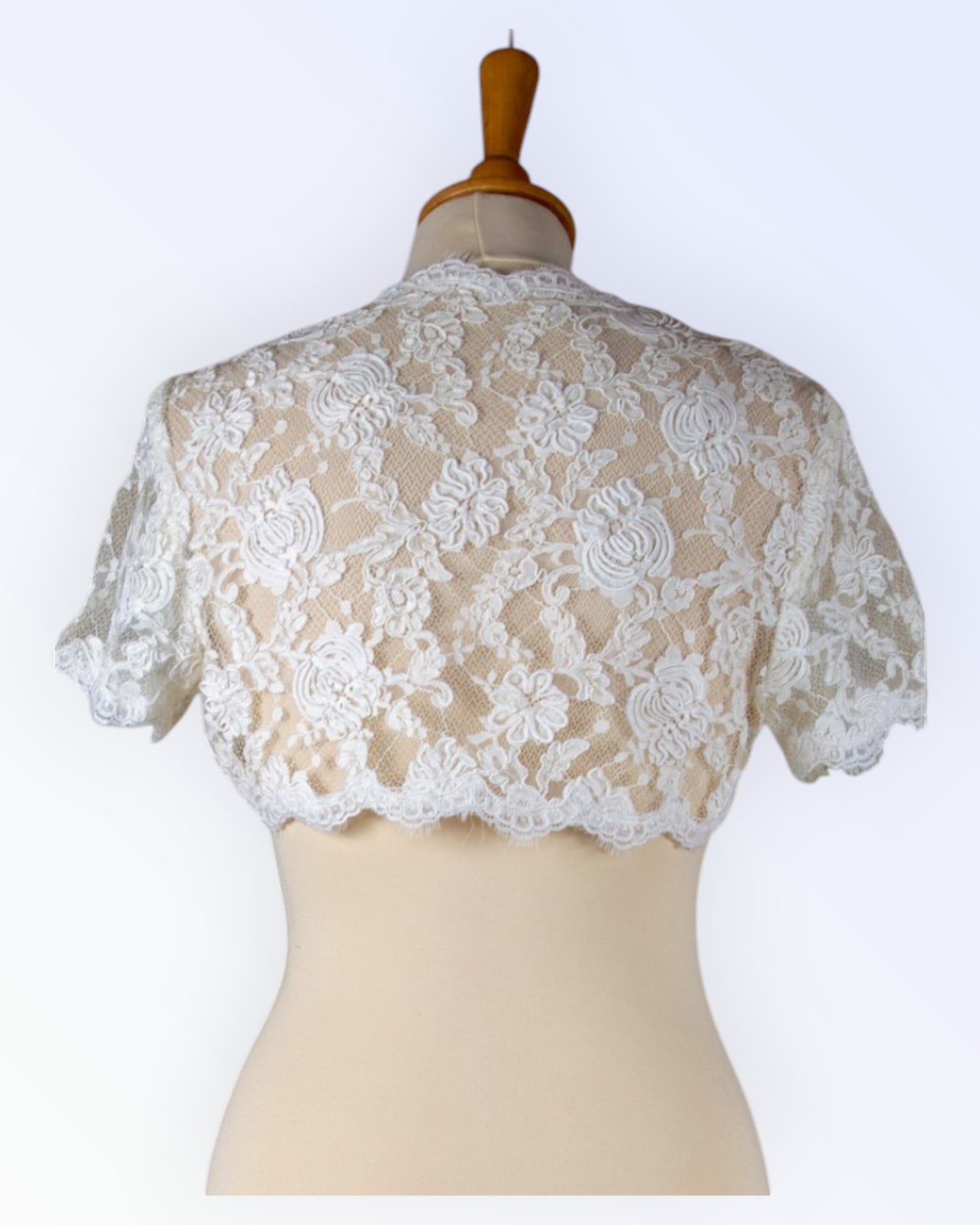 Juhlava luonnonvalkoinen pitsibolero