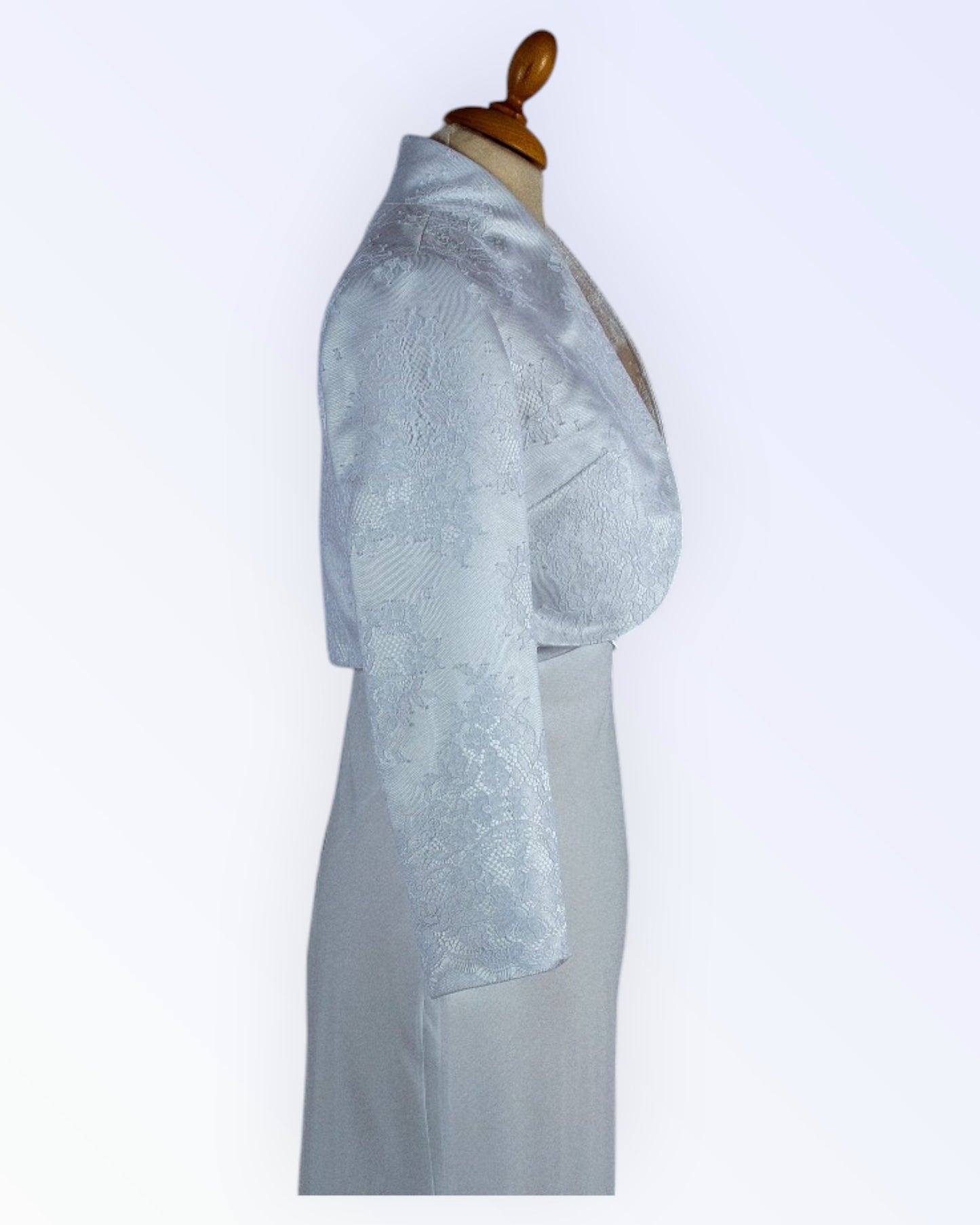 Juhlava valkoinen bolero morsiamelle