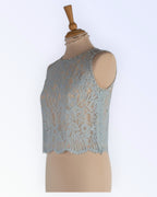 Vaaleansininen pitsitoppi