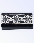 Mustast satiinist pidulik kott