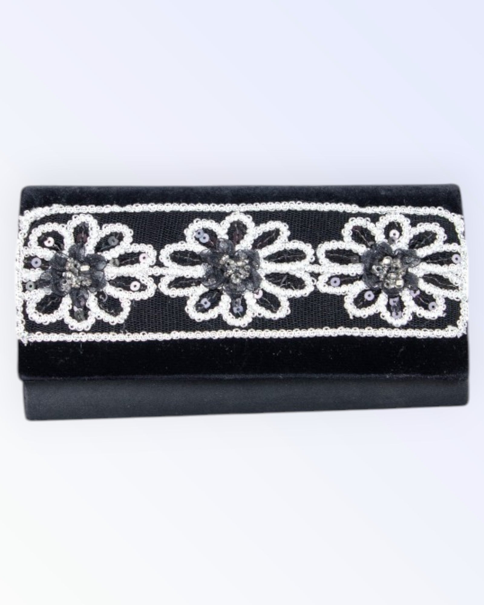 Mustast satiinist pidulik kott