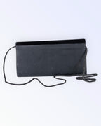 Mustast satiinist pidulik kott