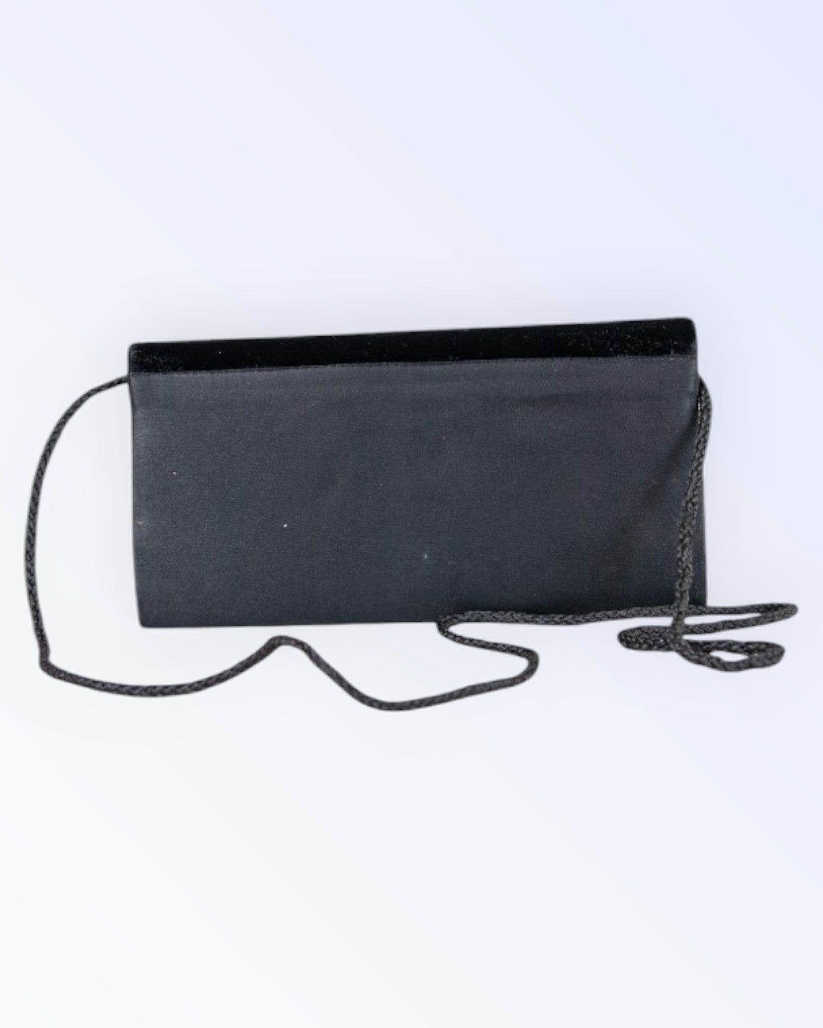 Mustast satiinist pidulik kott