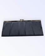 Mustast satiinist pidulik kott