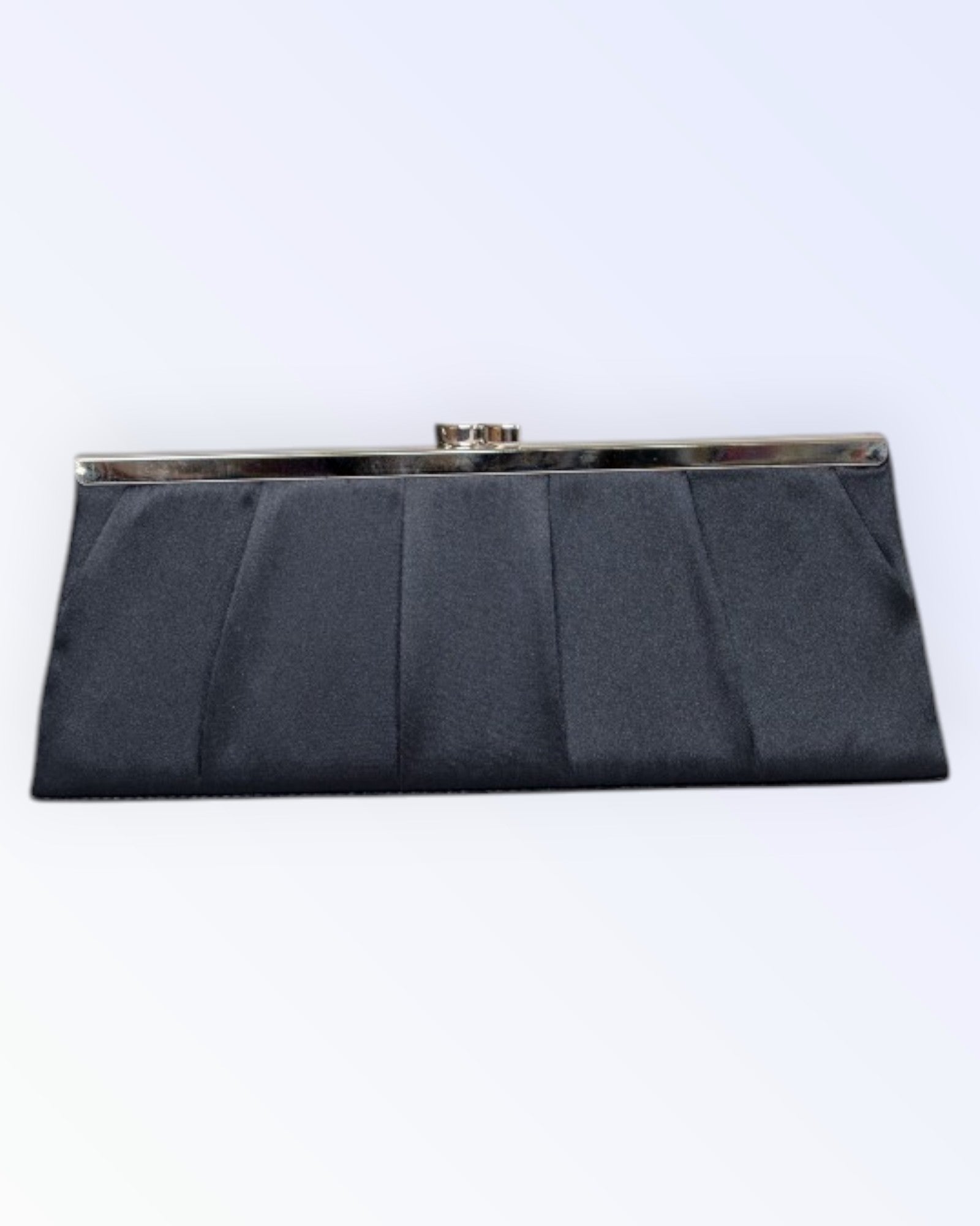 Mustast satiinist pidulik kott