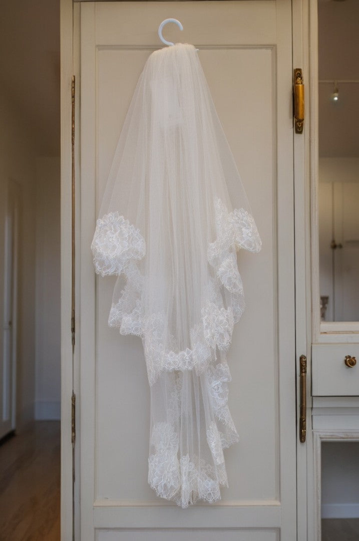 Bianco Evento natural white lace-trimmed bridal veil