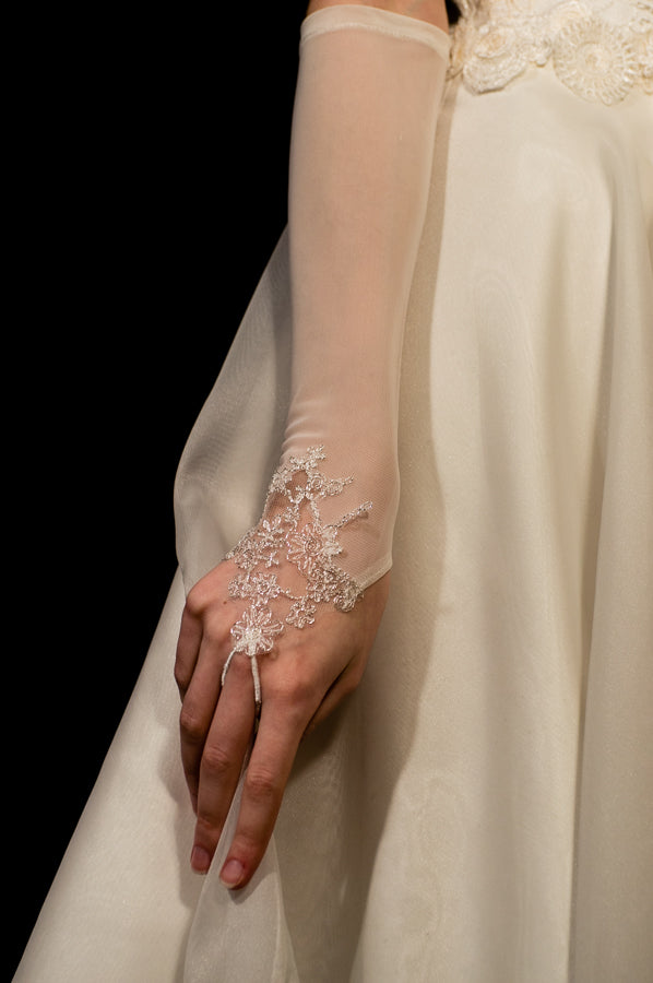 Fingerless gloves for the bride
