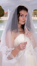 Bianco Evento natural white lace-trimmed bridal veil