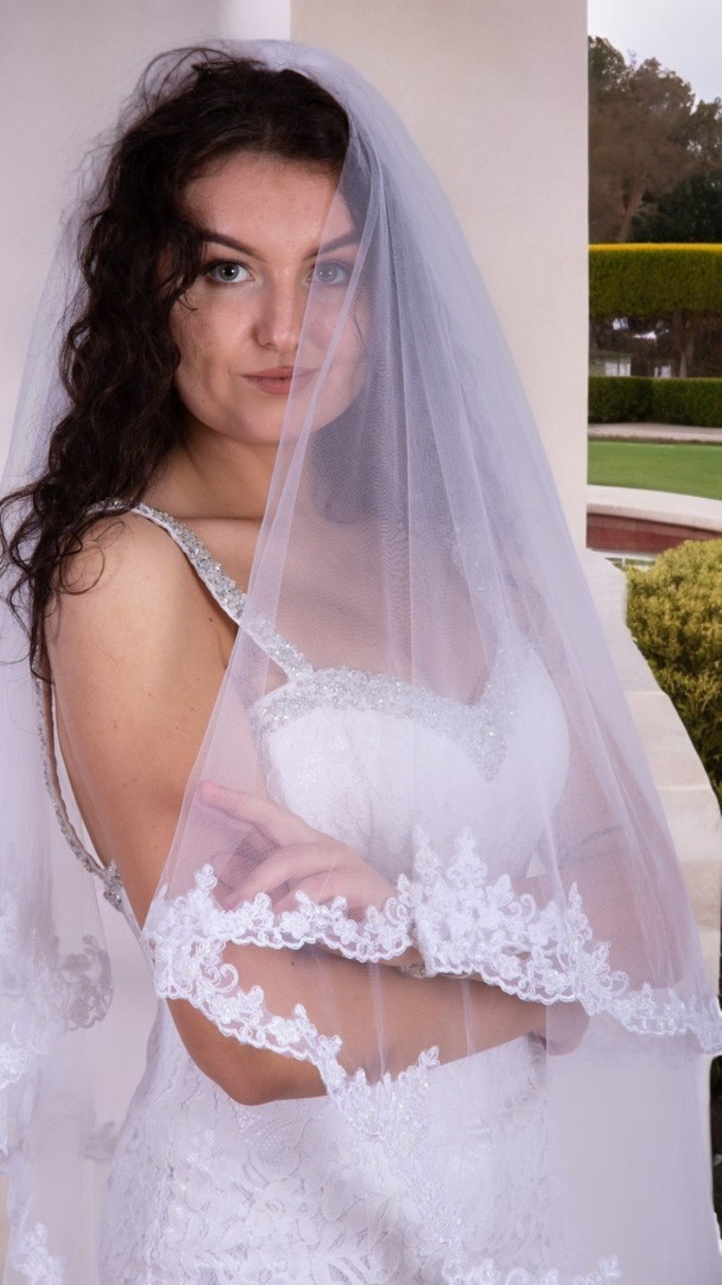 Bianco Evento lace-trimmed bridal veil