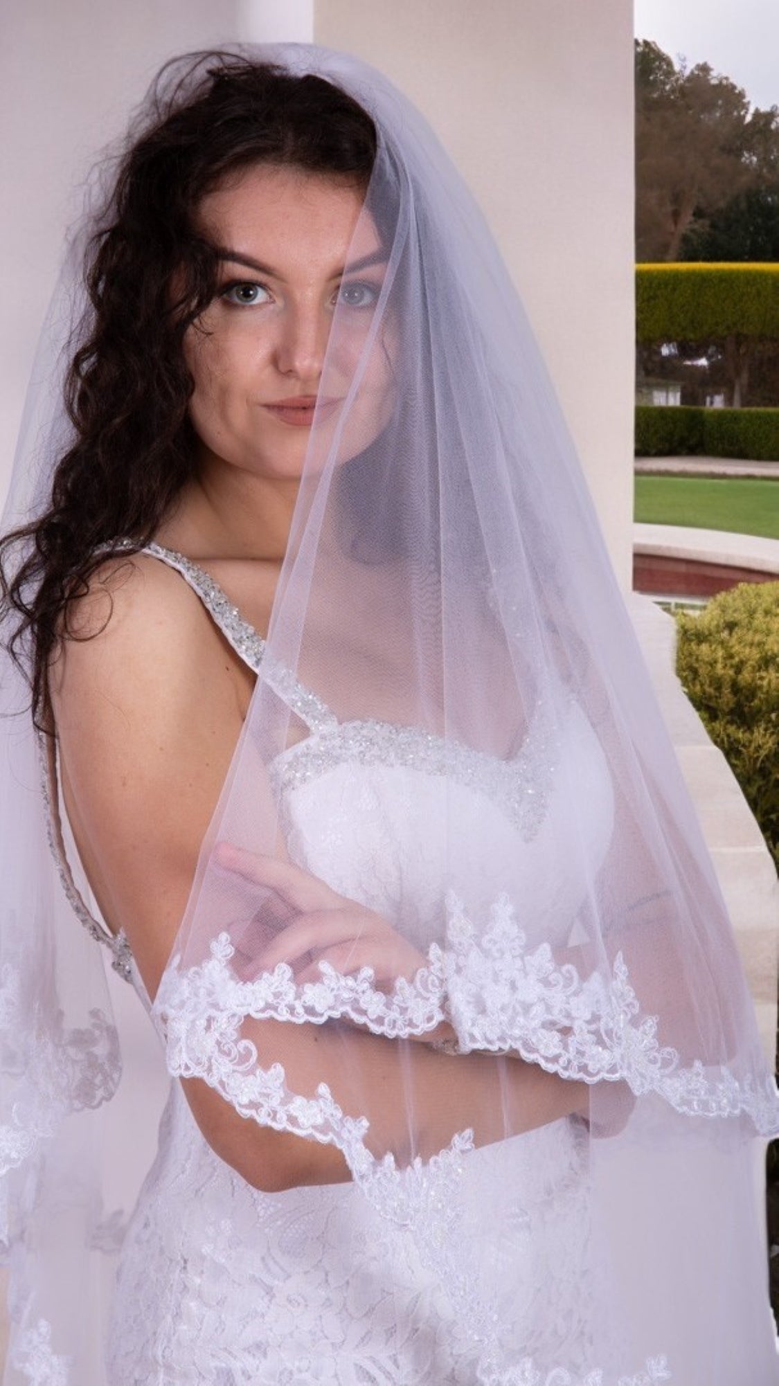 Bianco Evento lace-trimmed bridal veil