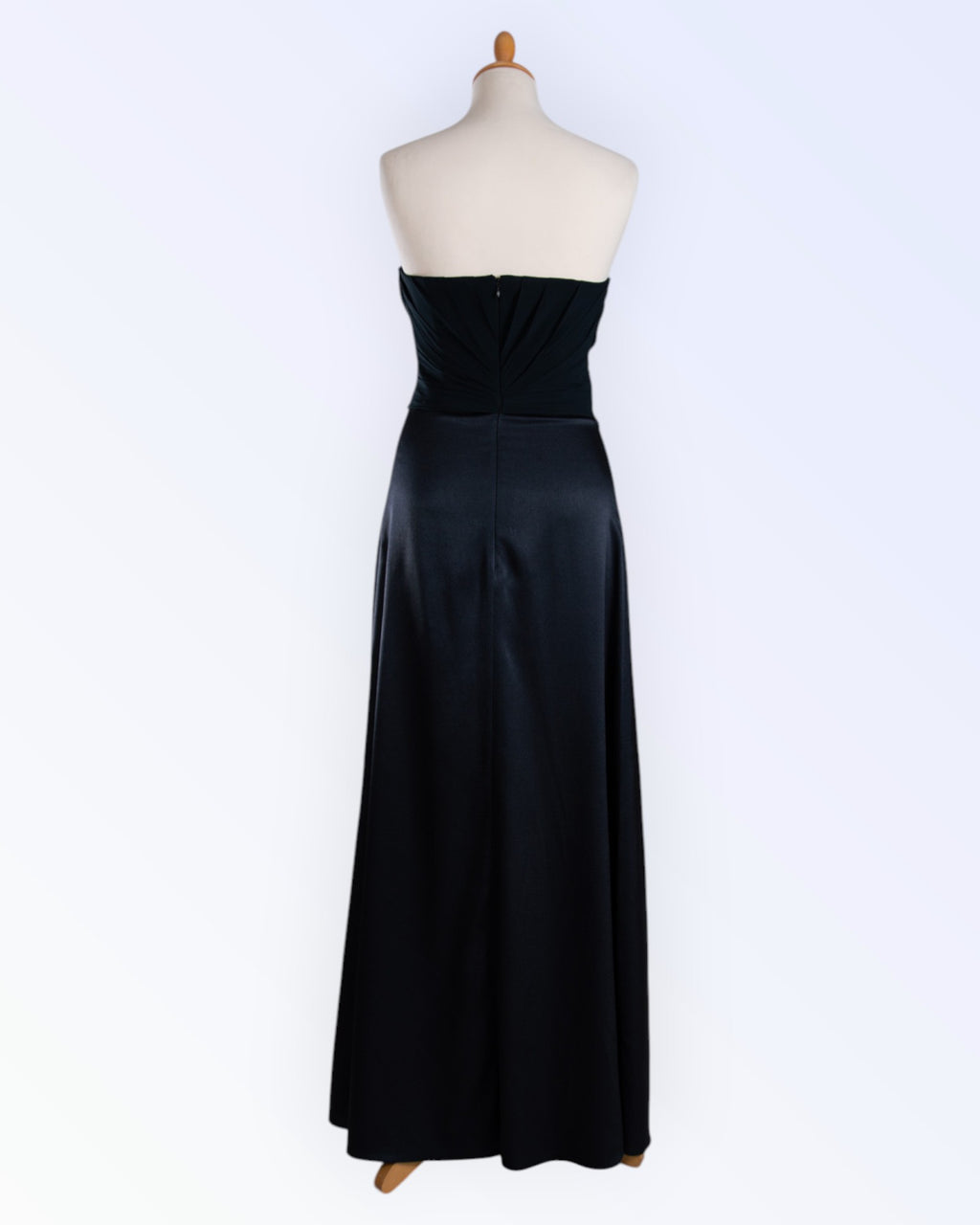 Must kleit šifoondetailide ja sädeleva pandlaga