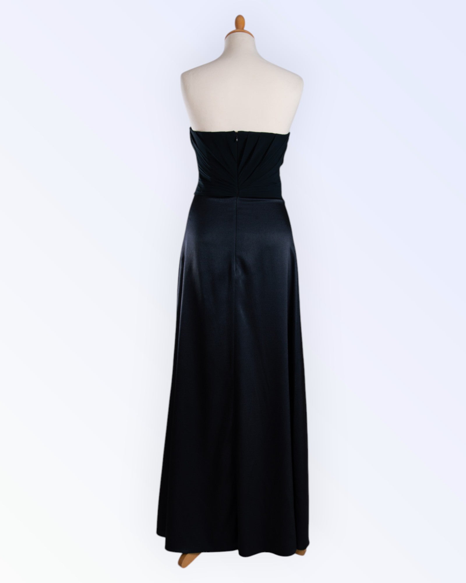 Must kleit šifoondetailide ja sädeleva pandlaga