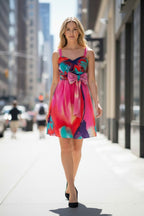 Erksavärviline suure lipsuga puuvillane suvekleit.