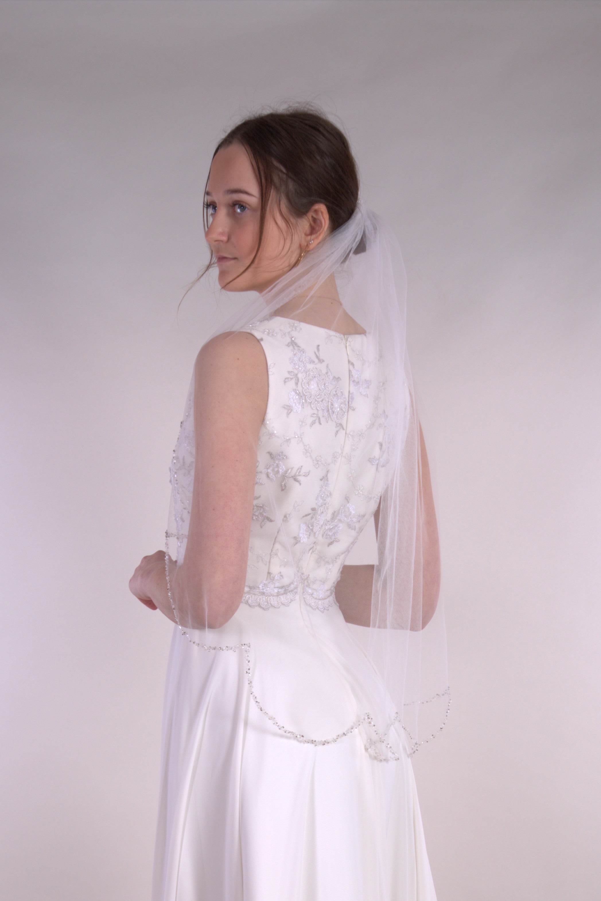 Helmestega ääristatud pruudiloor