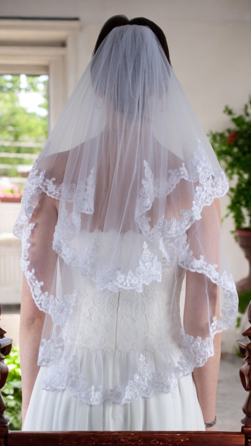 Bianco Evento lace-trimmed bridal veil