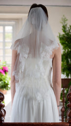 Bianco Evento natural white lace-trimmed bridal veil