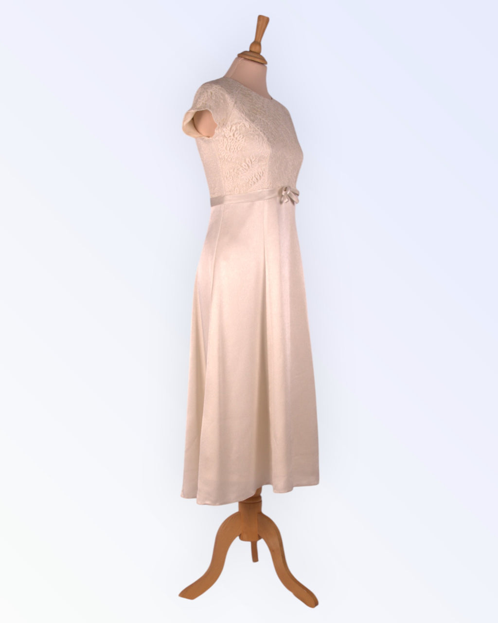 Loodusvalge vintage-stiilis kleit
