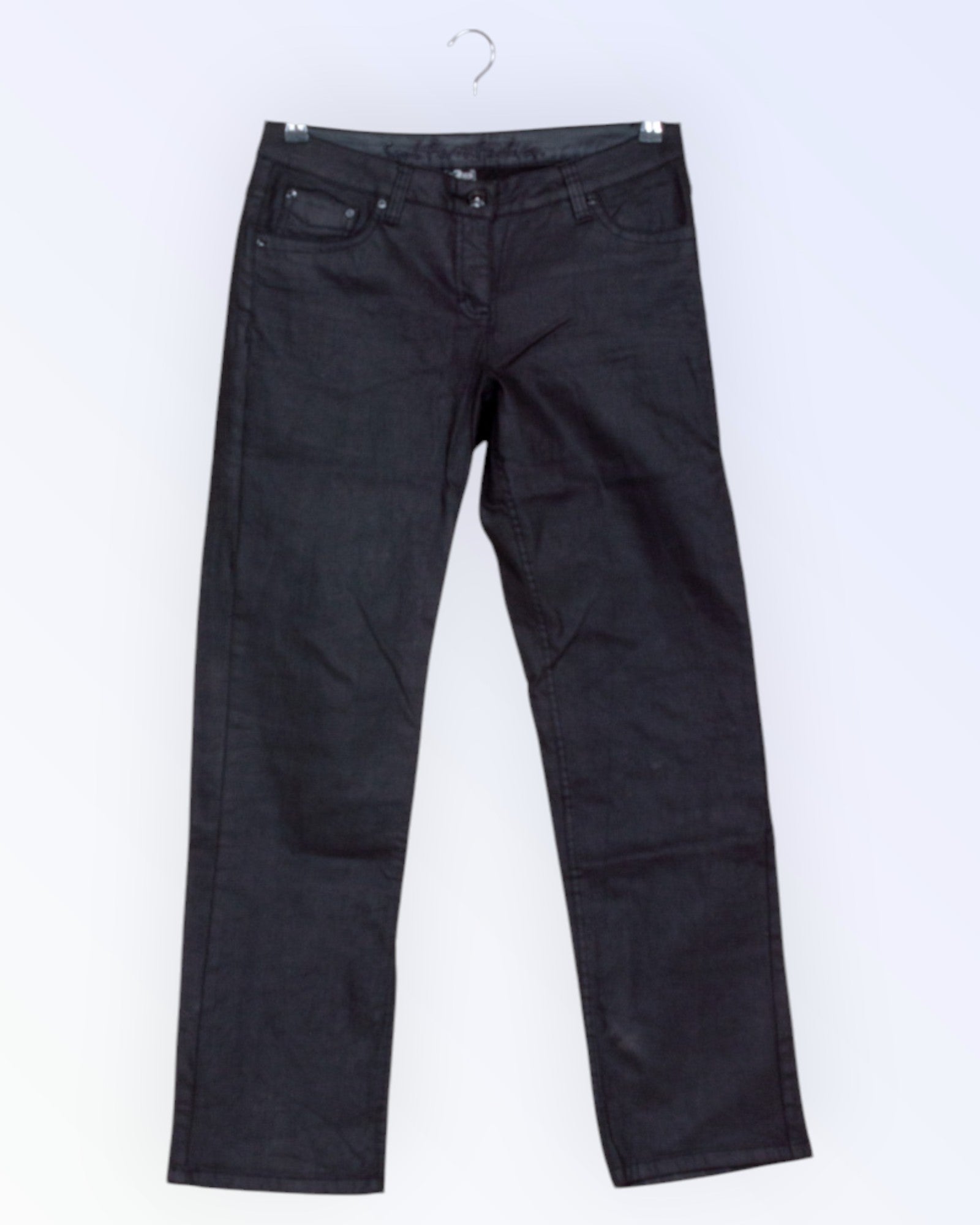 Mustat naisten farkut