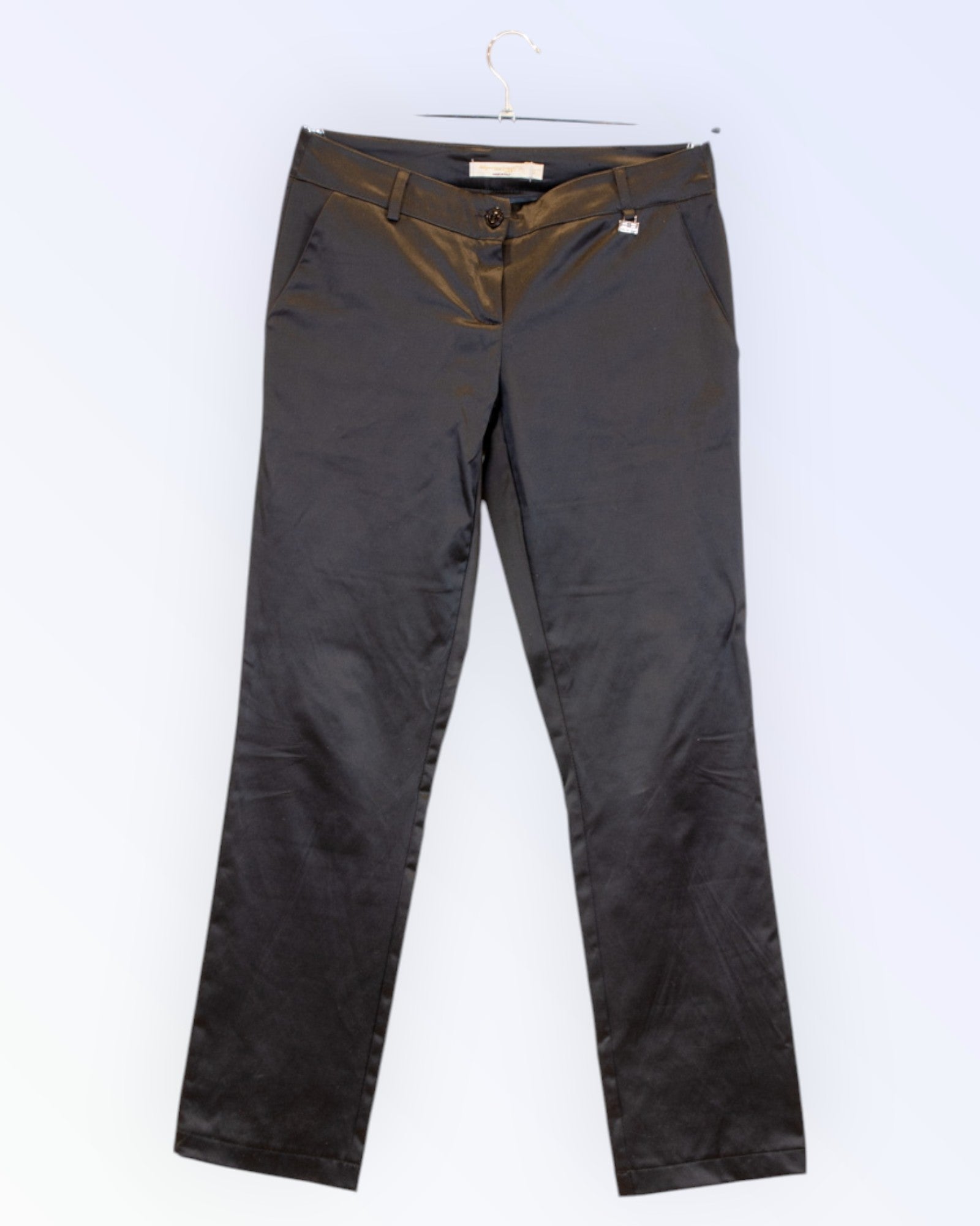 Mustad sirgelõikelised püksid