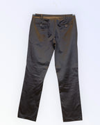 Mustad sirgelõikelised püksid