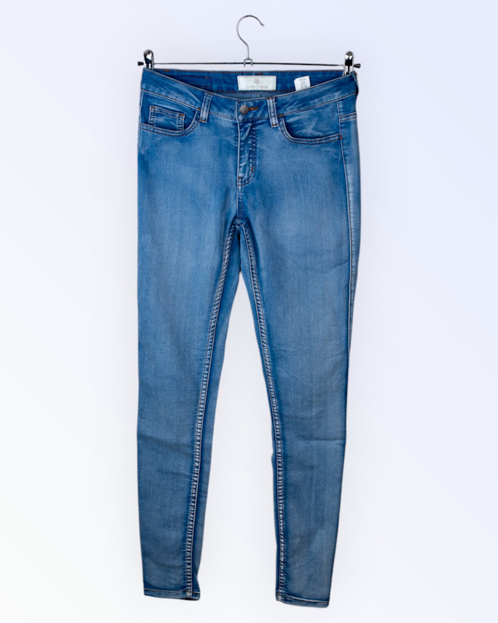 Pieces liibuvalõikelised naiste teksad