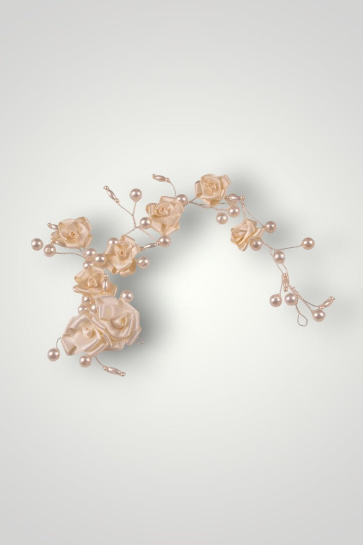 satiinpaelast roosidest&nbsp; ja plastikpärlitest valmistatud painduv soengukaunistus