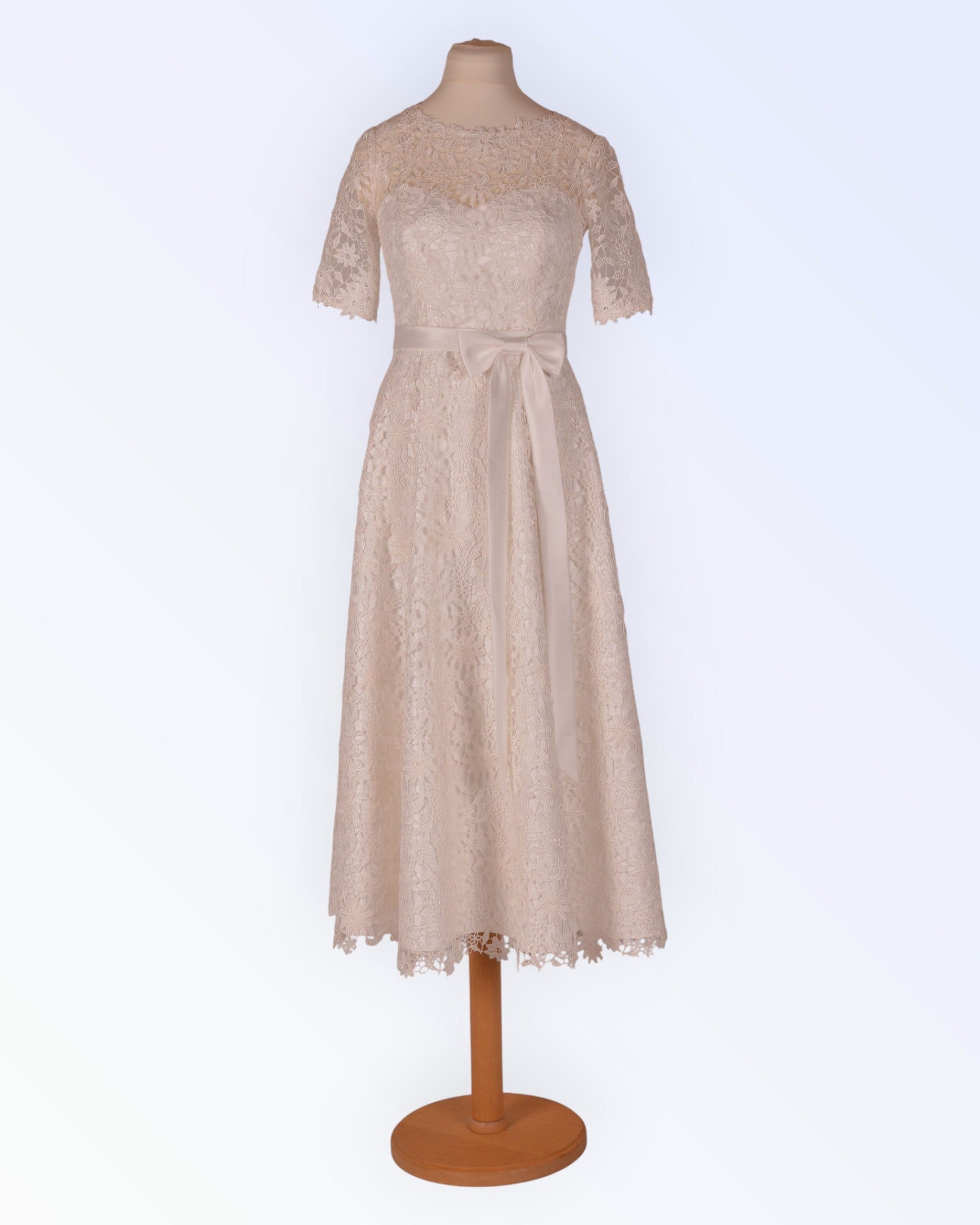 Loodusvalgest pitsist pruutkleit