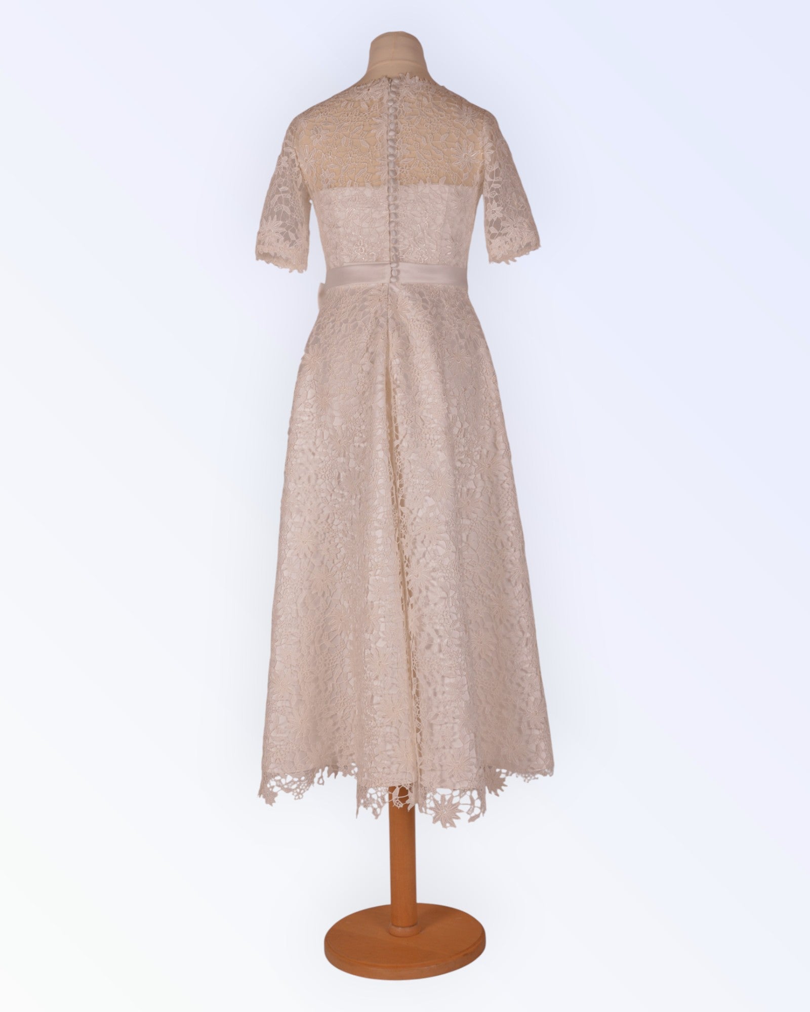 Loodusvalgest pitsist pruutkleit