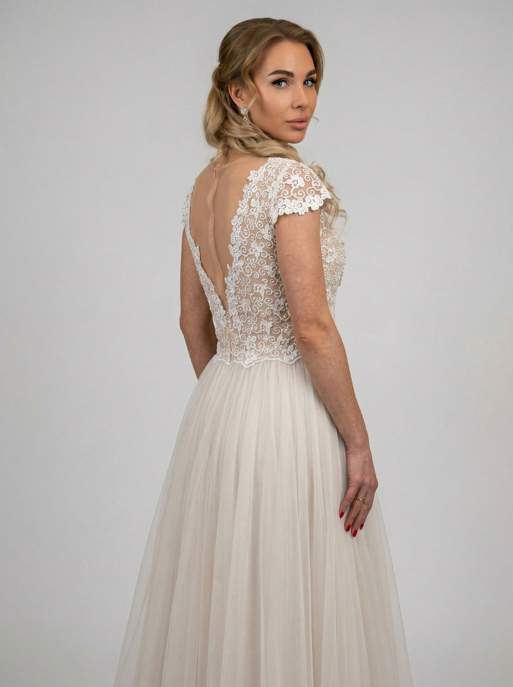 Romantiline tüllseelikuga pruutkleit