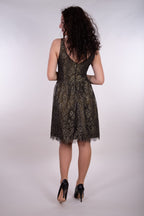 Metalli-läikega pitsist kokteilkleit.