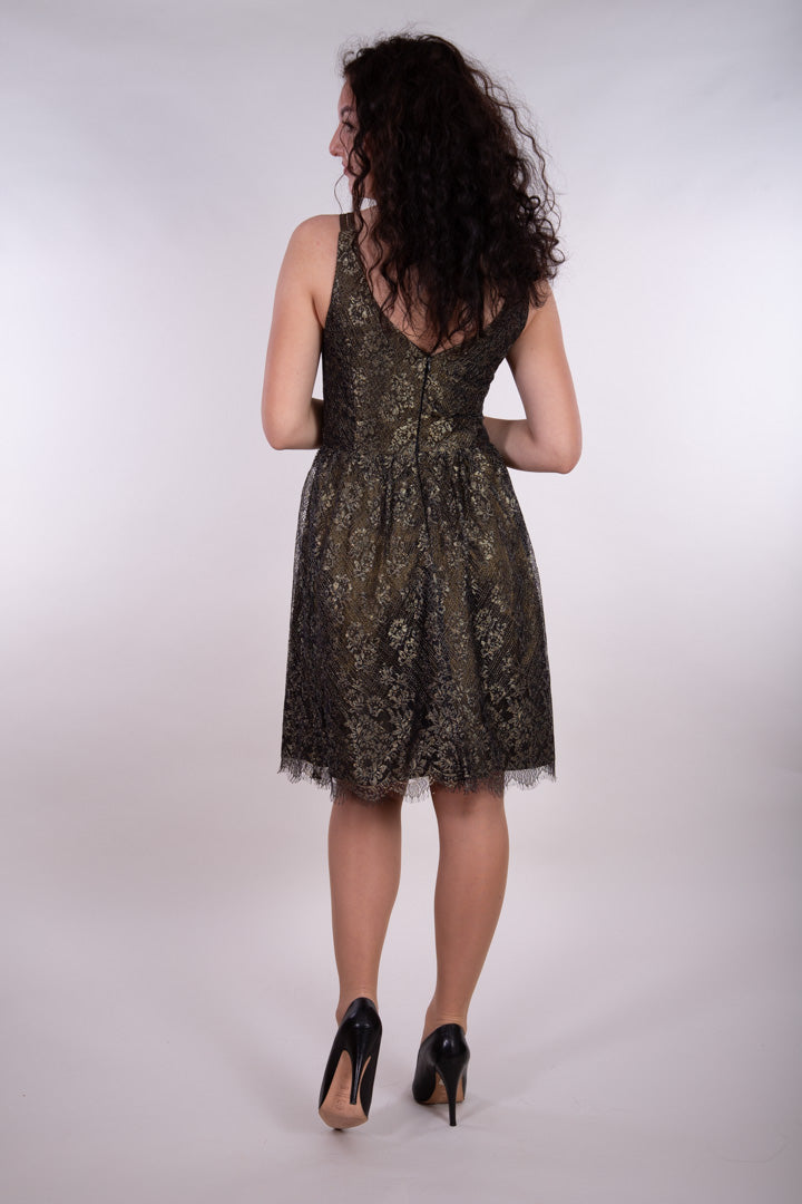 Metalli-läikega pitsist kokteilkleit.