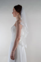 loodusvalge pitsiga äärestatud pruudiloor