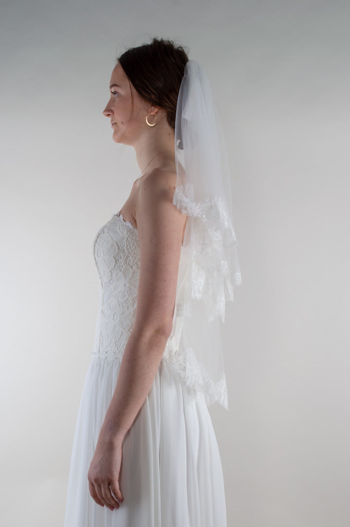 loodusvalge pitsiga äärestatud pruudiloor