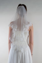 loodusvalge pitsiga äärestatud pruudiloor