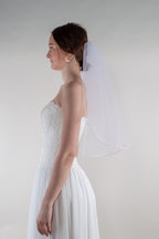 Ühekordne lihtne masinaga ääristatud poolpikk pruudiloor