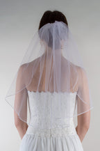 Ühekordne lihtne masinaga ääristatud poolpikk pruudiloor