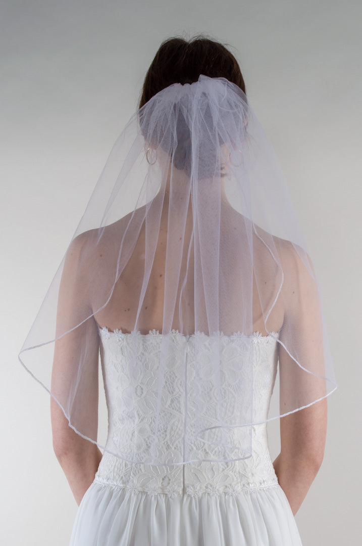 Ühekordne lihtne masinaga ääristatud poolpikk pruudiloor