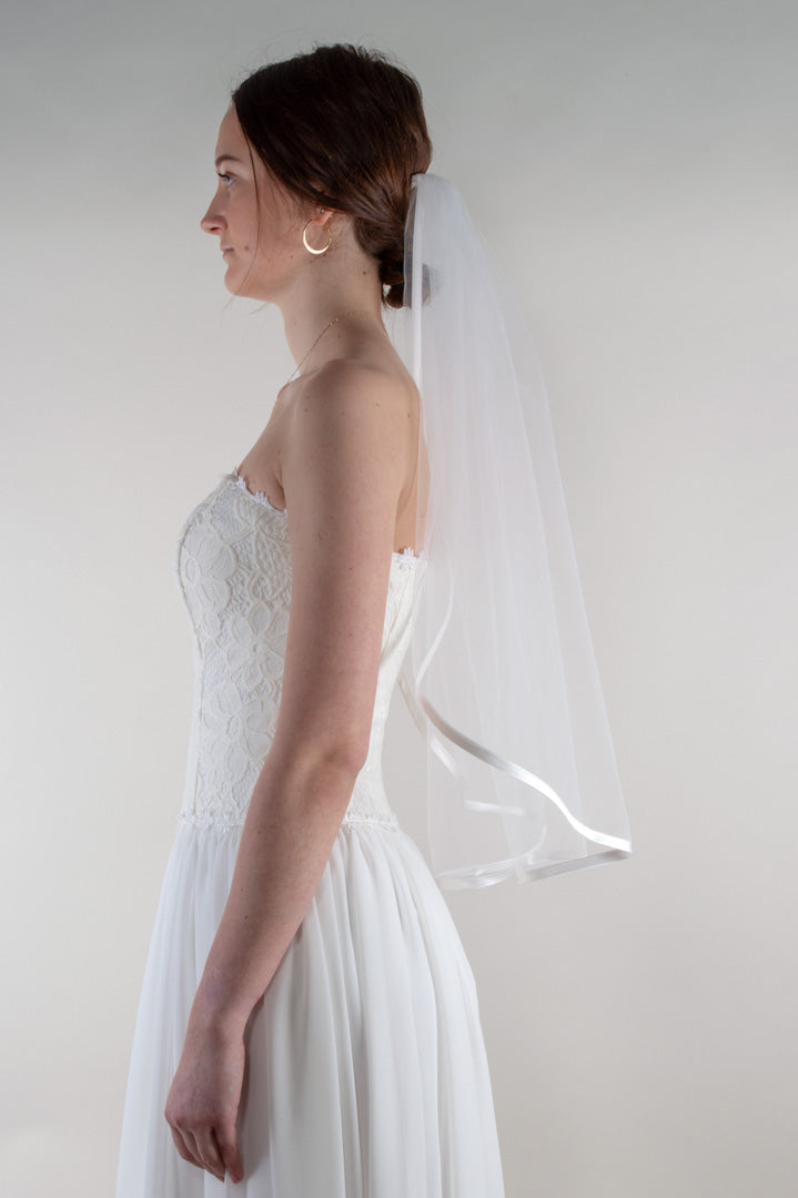 Lühike loodusvalge satiinkandiga pruudiloor