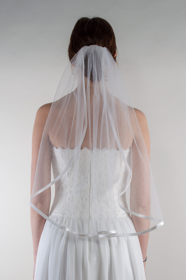 Lühike loodusvalge satiinkandiga pruudiloor