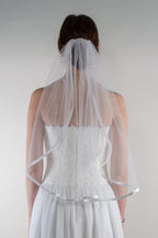 Lühike loodusvalge satiinkandiga pruudiloor