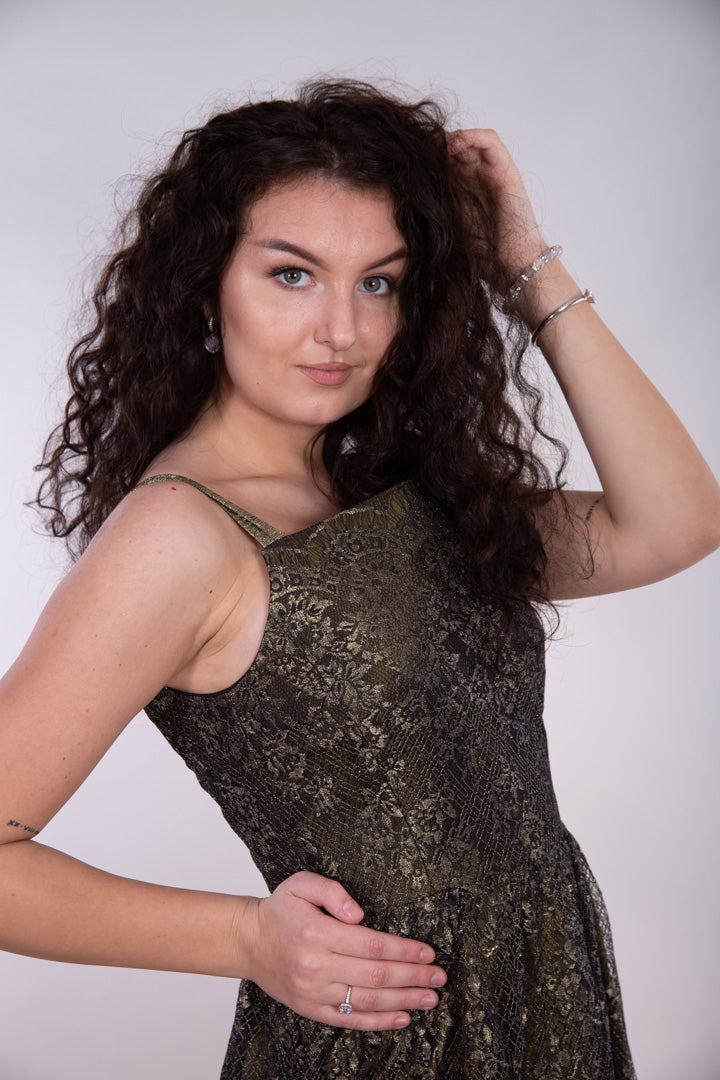 Metalli-läikega pitsist kokteilkleit.