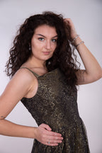 Metalli-läikega pitsist kokteilkleit.