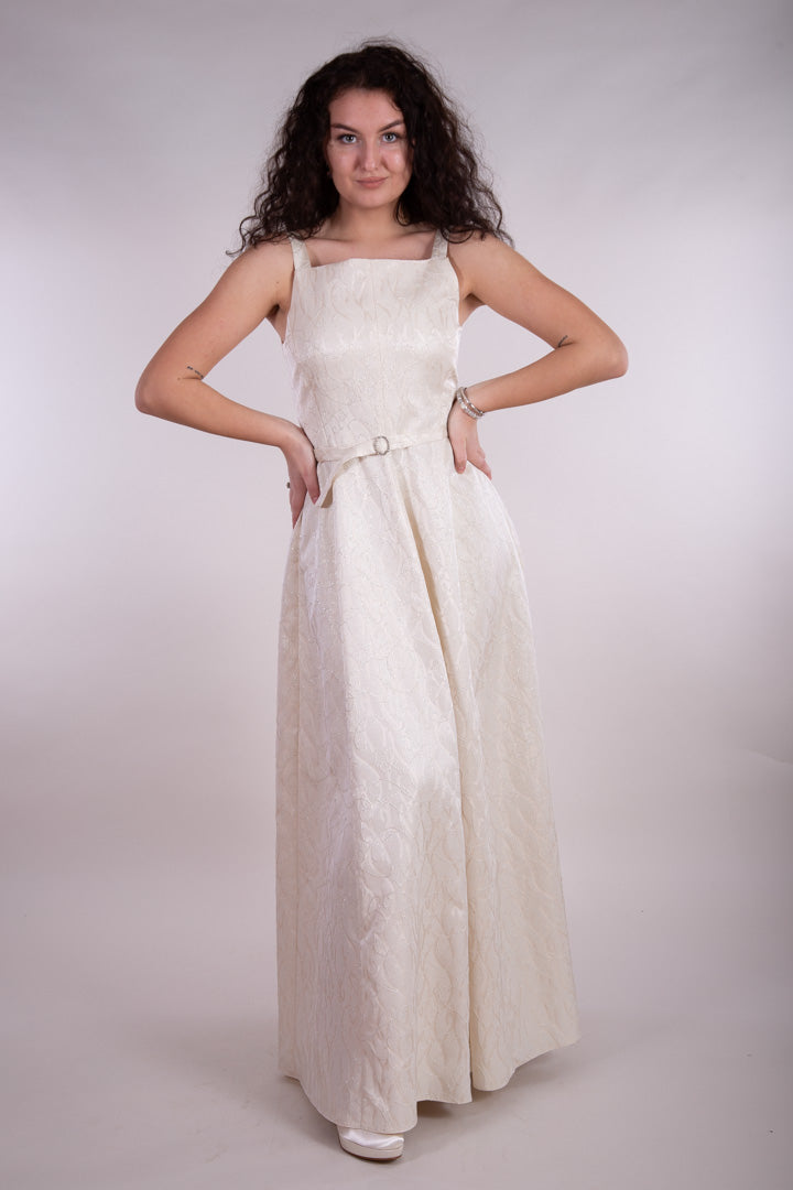 Kreemist brokaadist õhtukleit