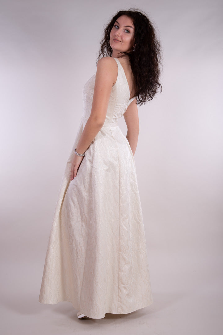 Kreemist brokaadist õhtukleit