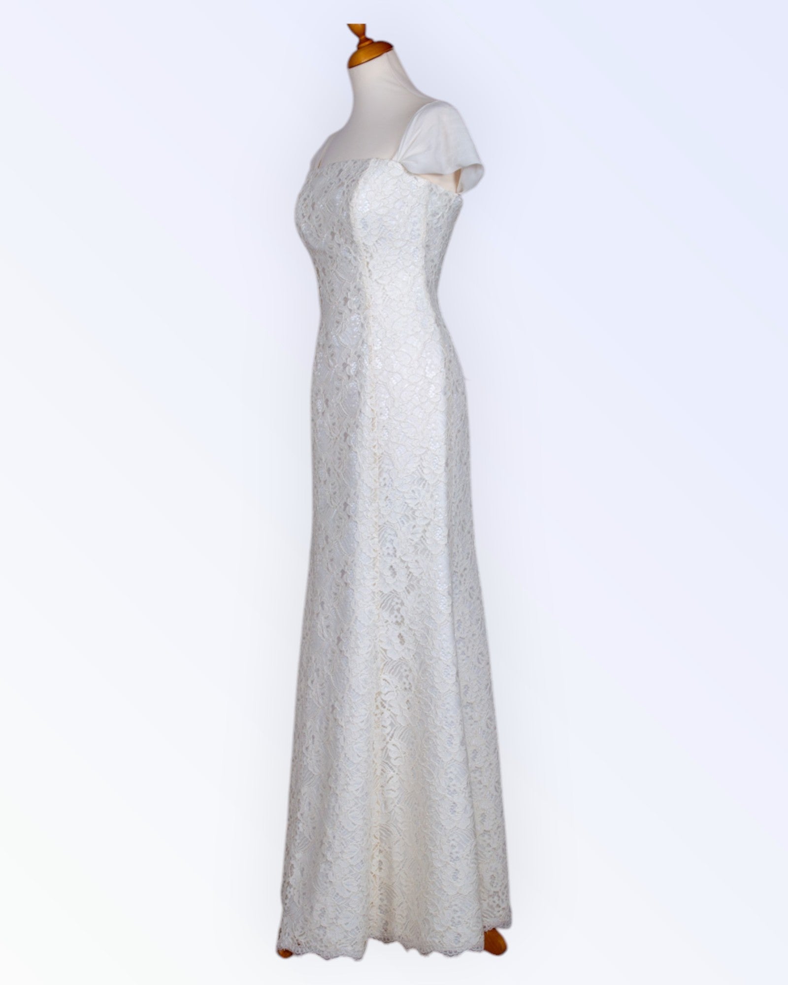 Loodusvalge pitsist pruutkleit