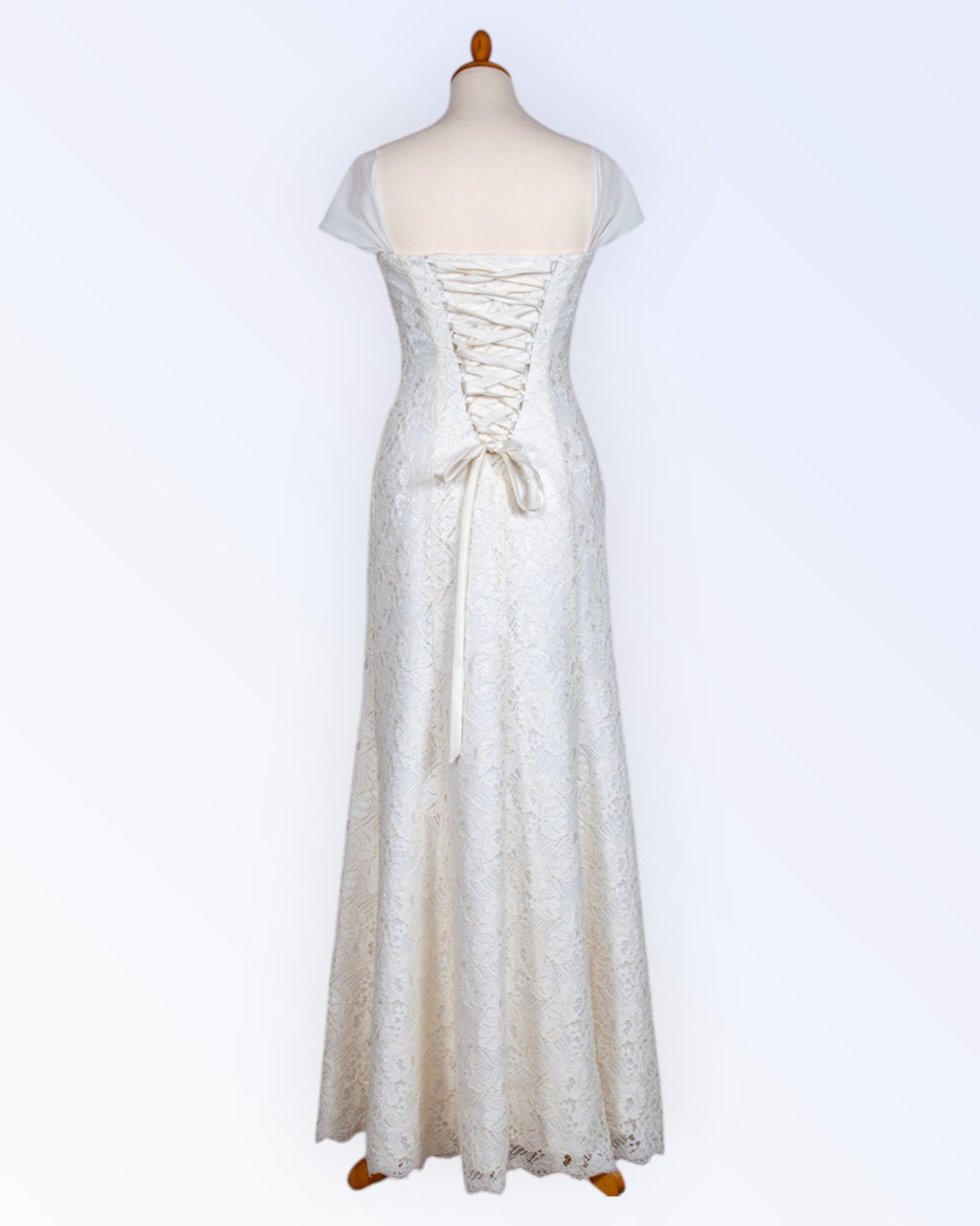 Loodusvalge pitsist pruutkleit