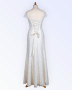 Loodusvalge pitsist pruutkleit