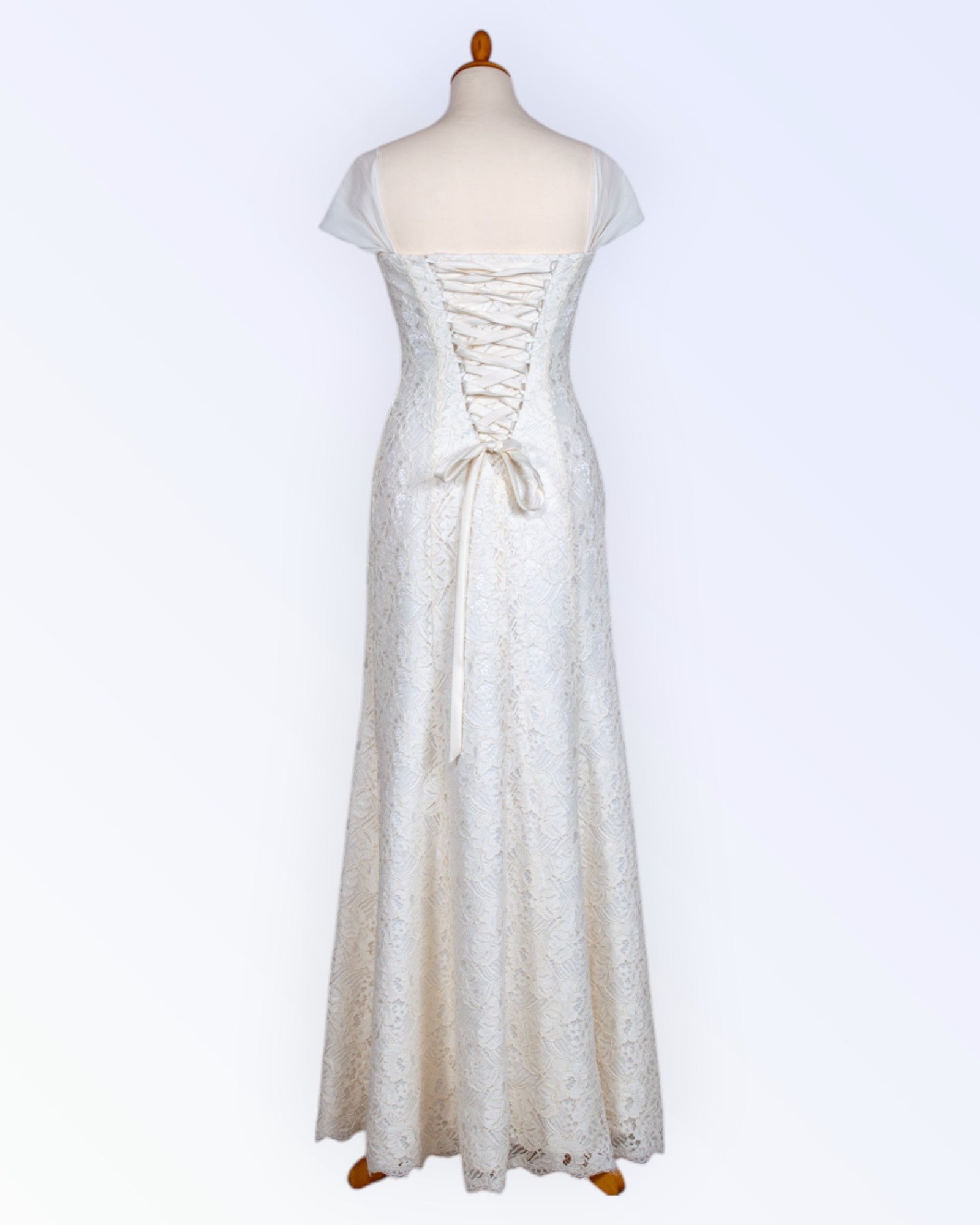 Loodusvalge pitsist pruutkleit