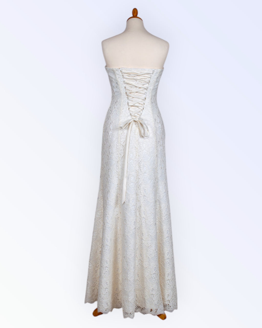 Loodusvalge pitsist pruutkleit